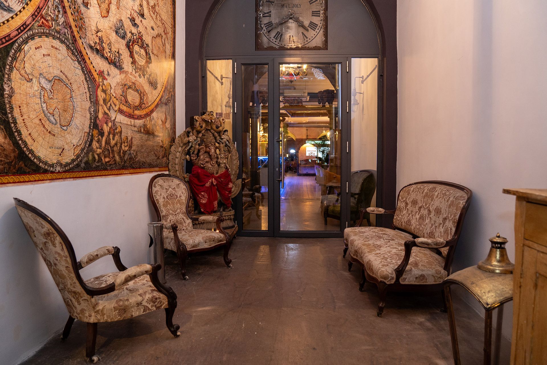 Un corridoio con sedie e un orologio sul muro.