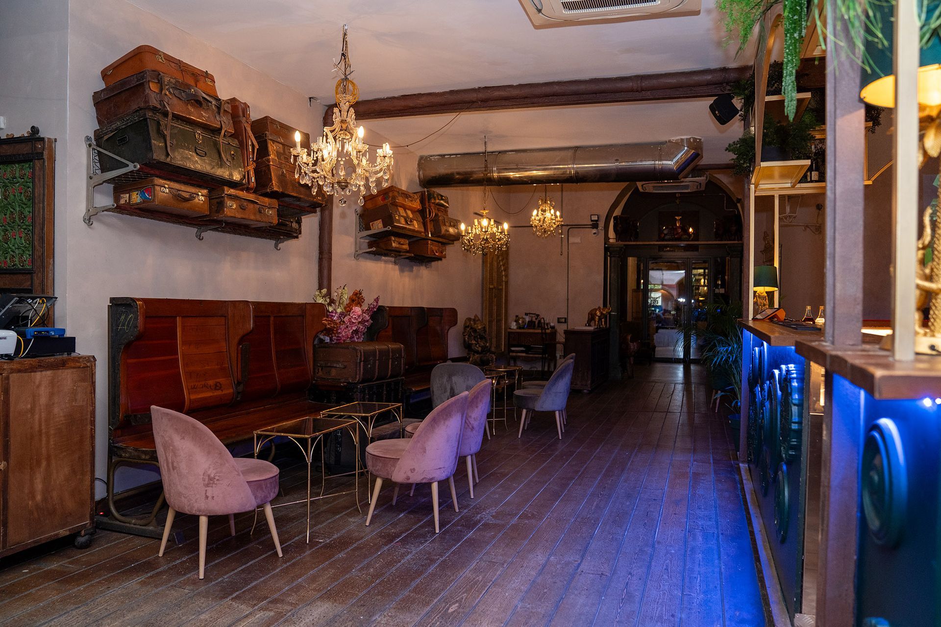 Una grande stanza con molti mobili e un bar.