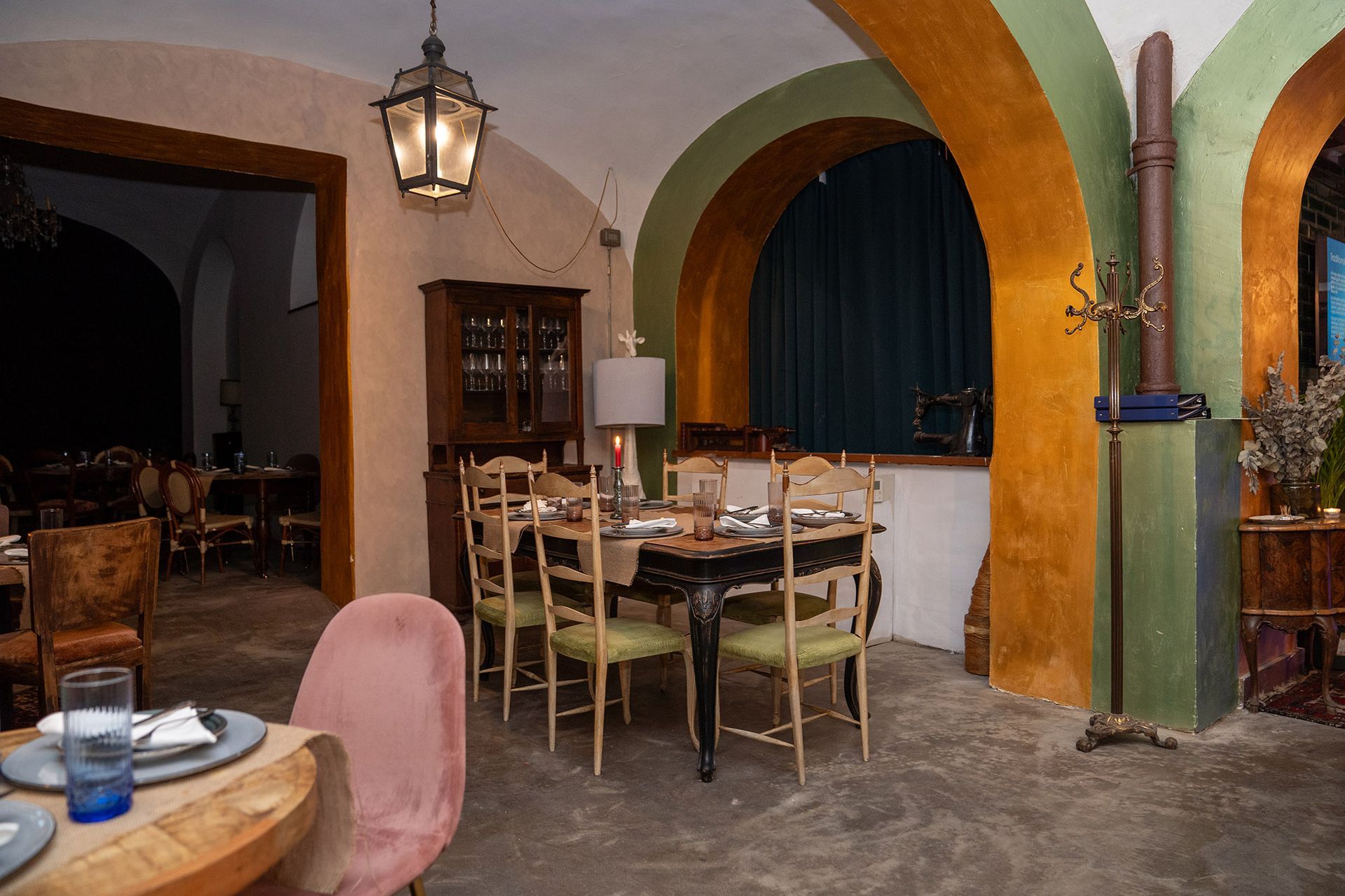 Una sala da pranzo con un tavolo, delle sedie e una lanterna appesa al soffitto.