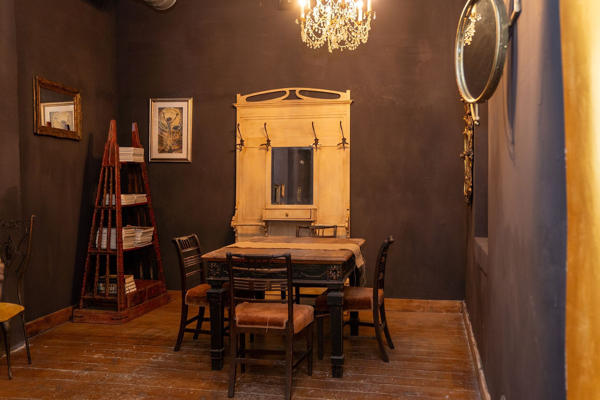 Una sala da pranzo con tavolo, sedie e lampadario.