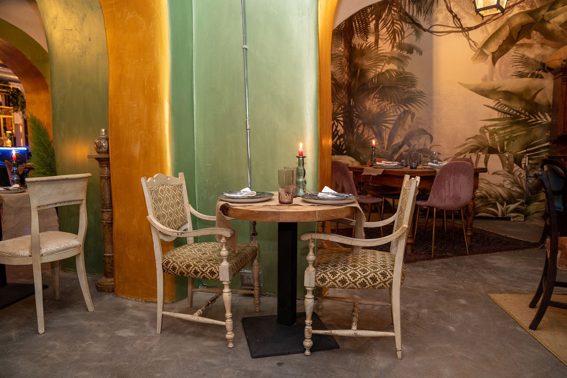 C'è un tavolo e delle sedie in mezzo alla stanza.