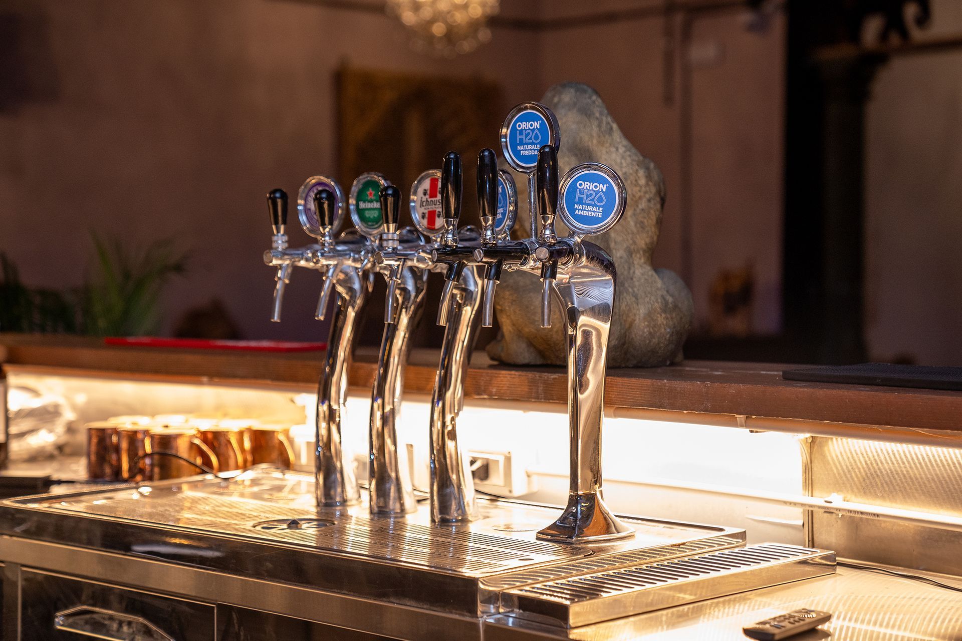 Un bar con un sacco di spine di birra.