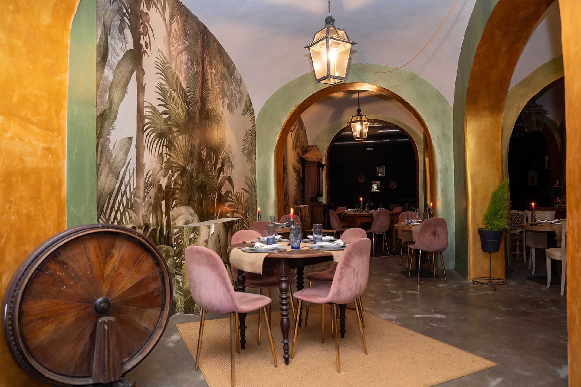 Una sala da pranzo con un tavolo e delle sedie