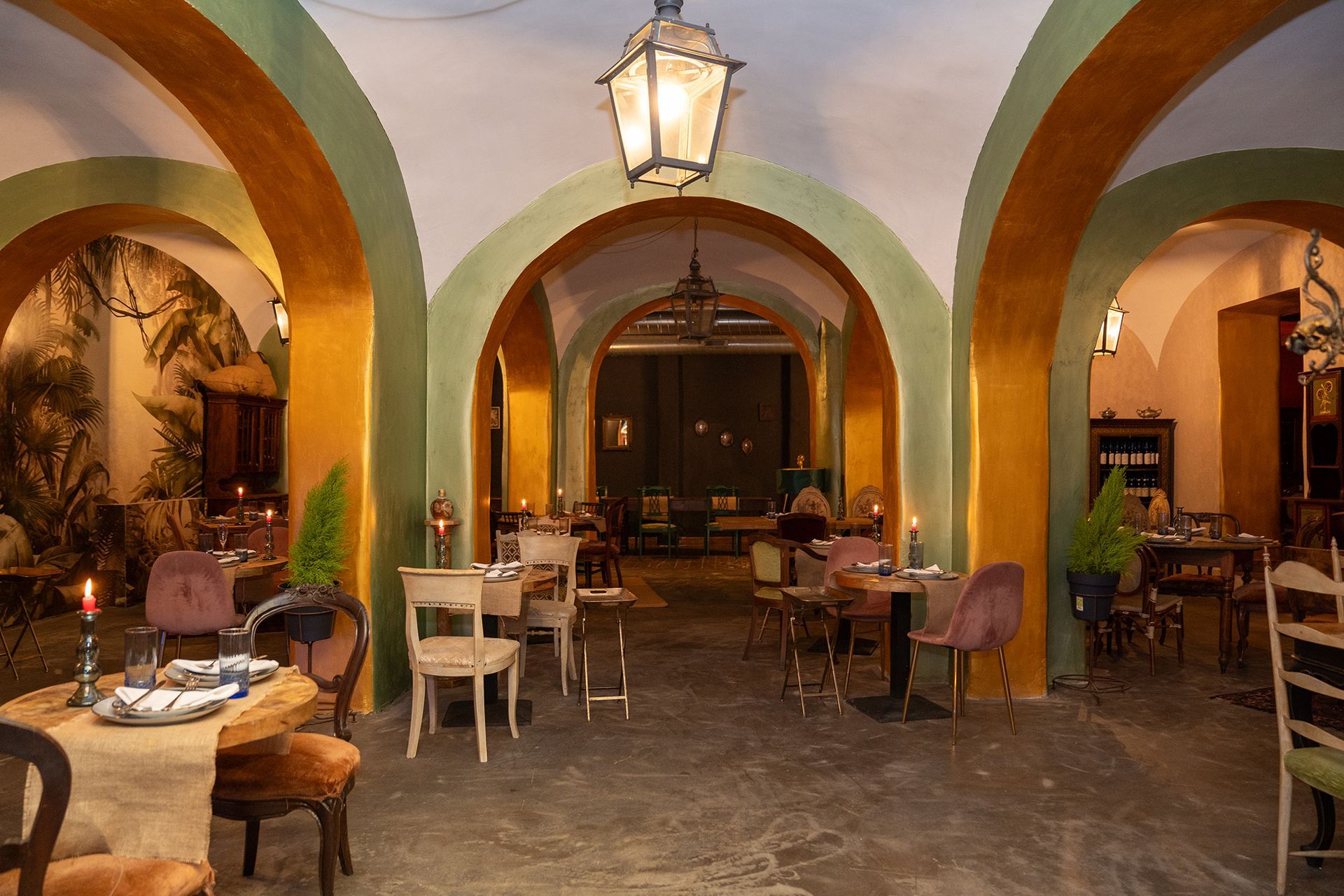 Un ristorante con archi, tavoli e sedie