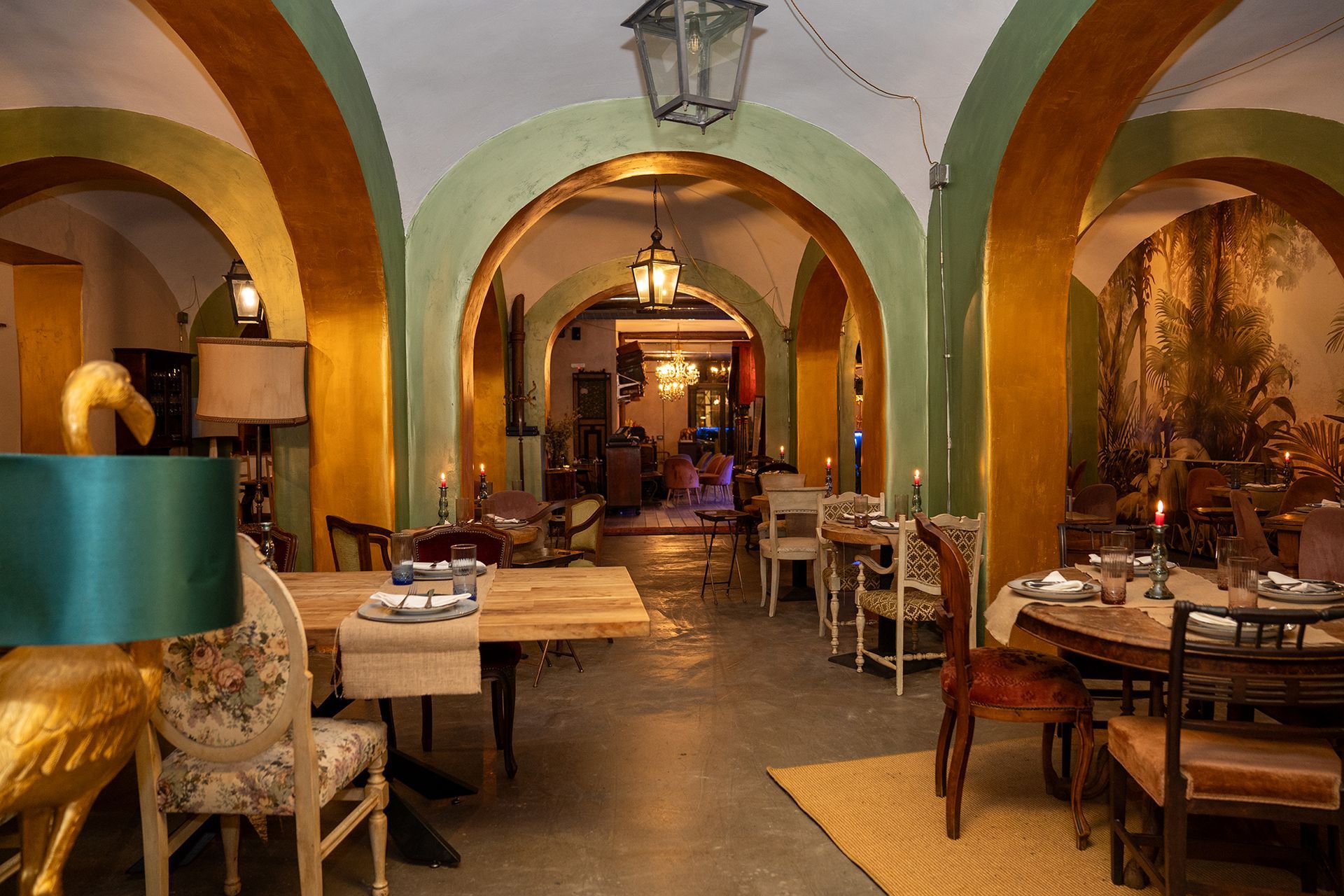 Un ristorante con archi, tavoli e sedie