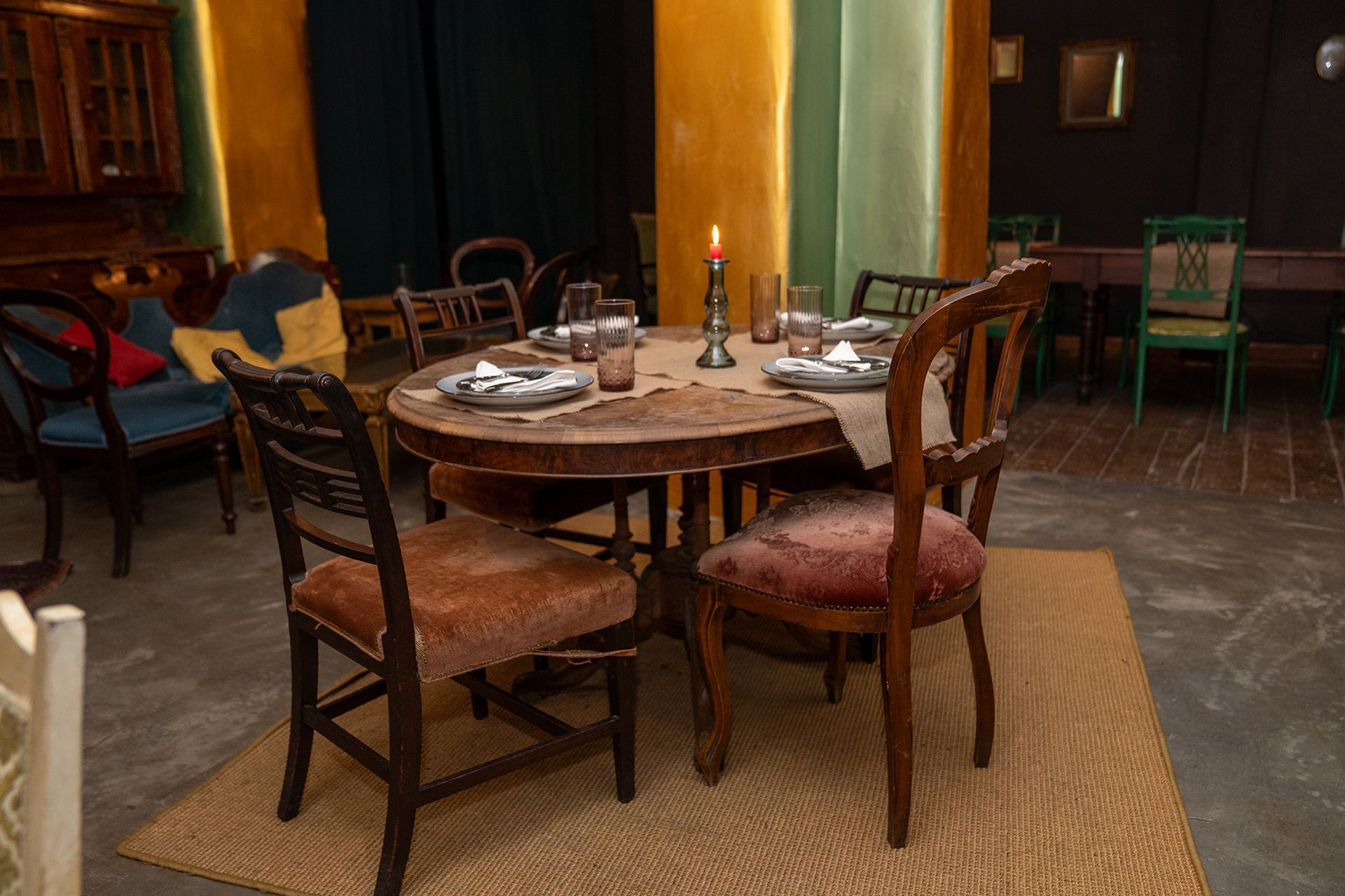 Una sala da pranzo con un tavolo, delle sedie e una candela sul tavolo.