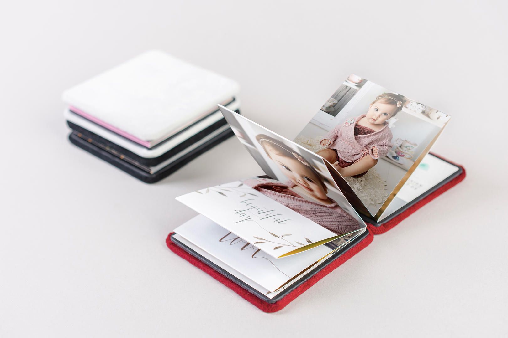 Een boek ligt open op een pagina met een plaatje van een baby erop.