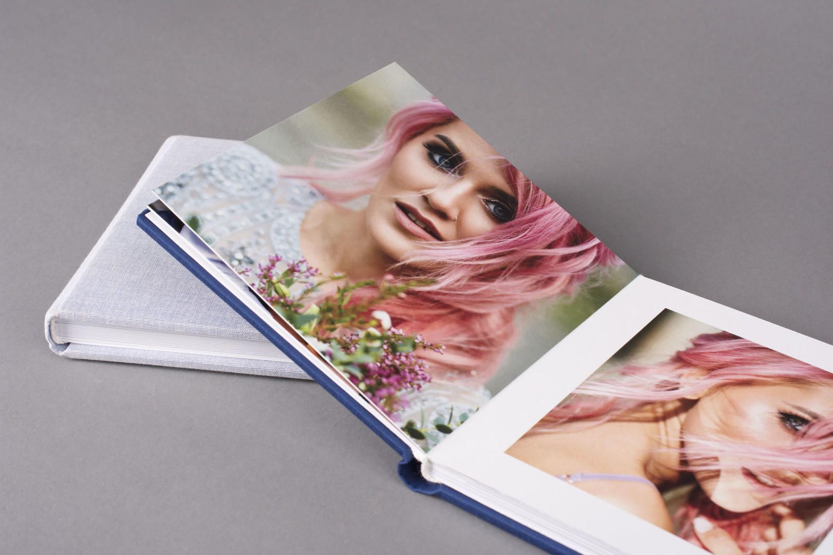 Een boek met een foto van een vrouw met roze haar erop.