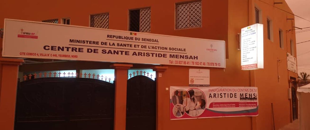 A building with a sign that says centre de santr