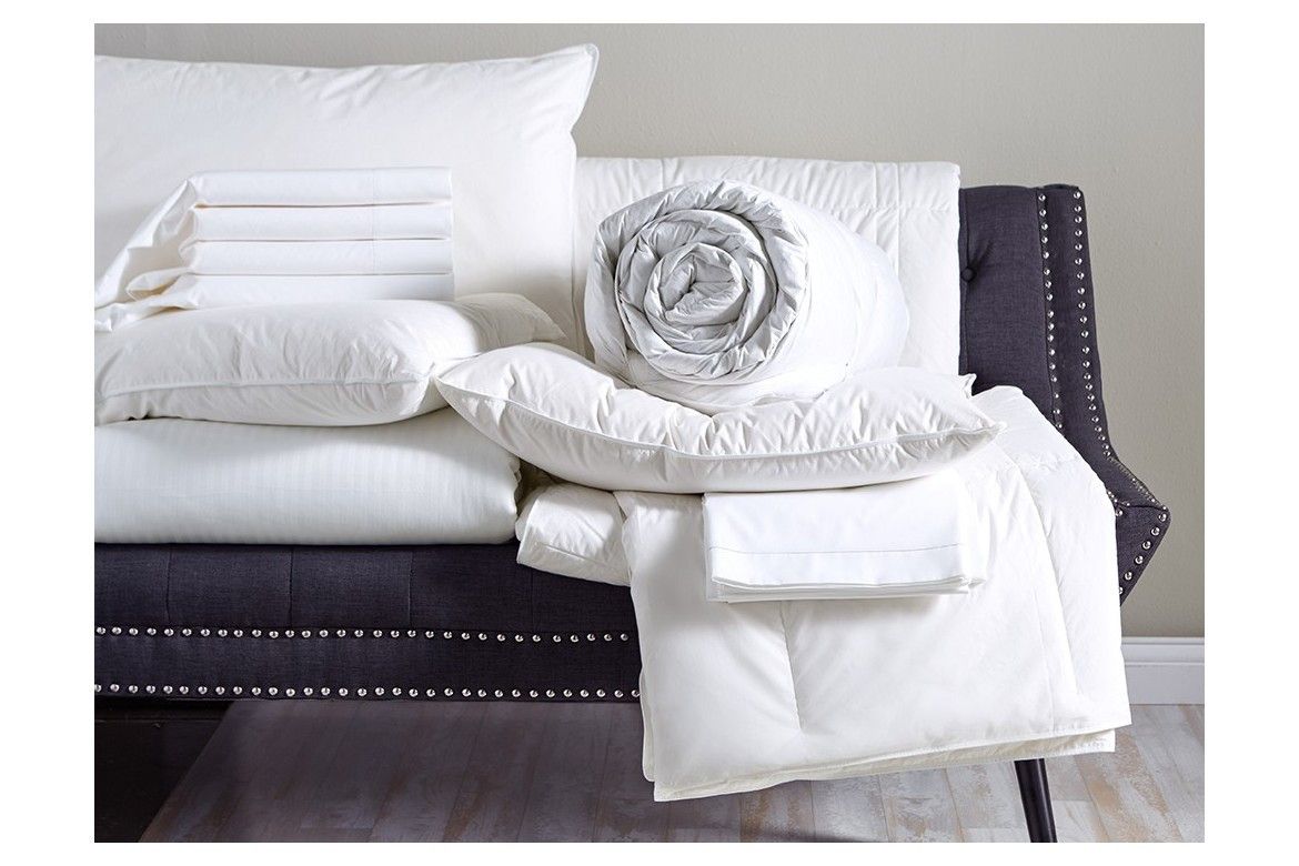 Un canapé recouvert de draps blancs et d'oreillers | Nephtysdoco