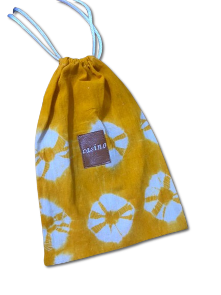 Un sac jaune tie dye avec une étiquette indiquant cucina