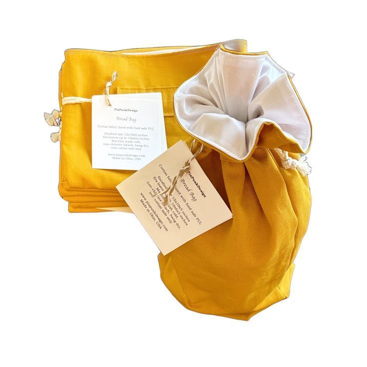 Un sac jaune avec une étiquette attachée