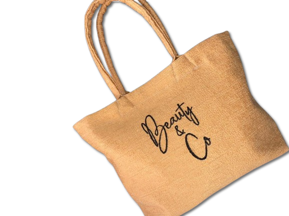 Un sac fourre-tout marron avec les mots Beauty & Co écrits dessus