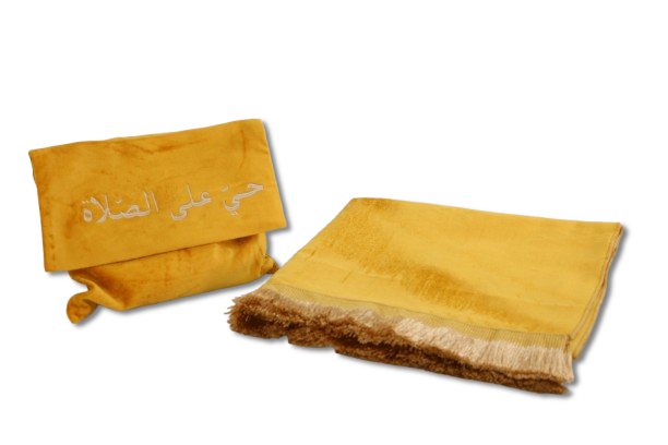 Une serviette jaune avec une écriture arabe dessus
