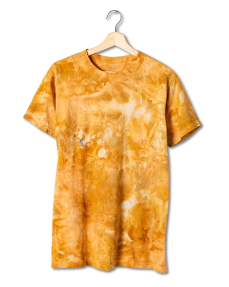 Un t-shirt tie dye jaune est accroché sur un cintre en bois