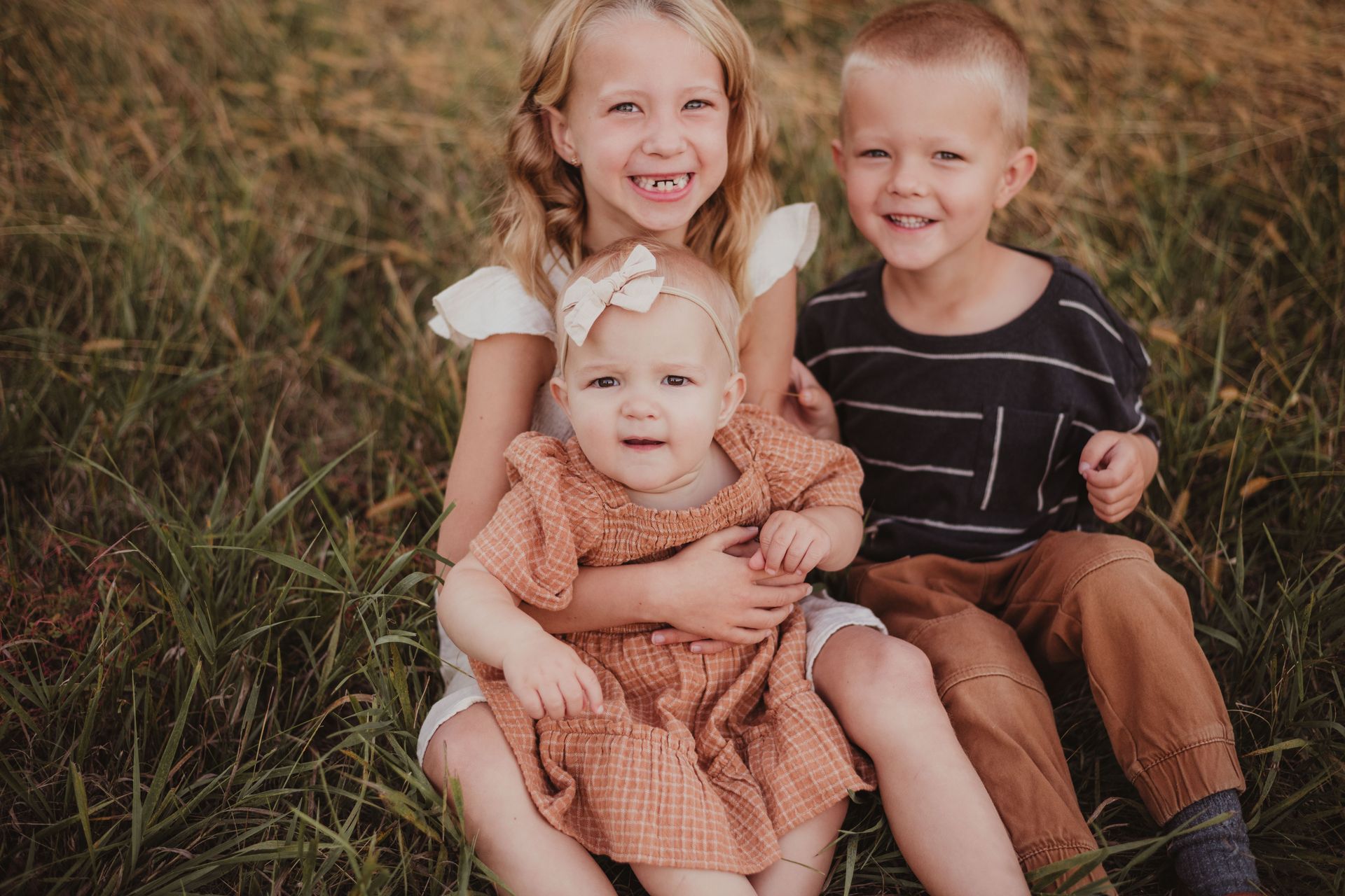 A man in an apron is serving a woman in a cafe.