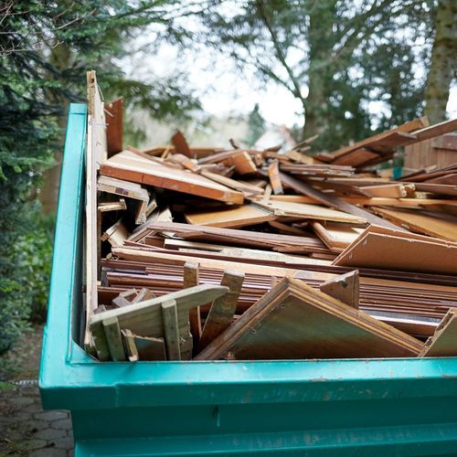 Ein Müllcontainer voller Holzstücke