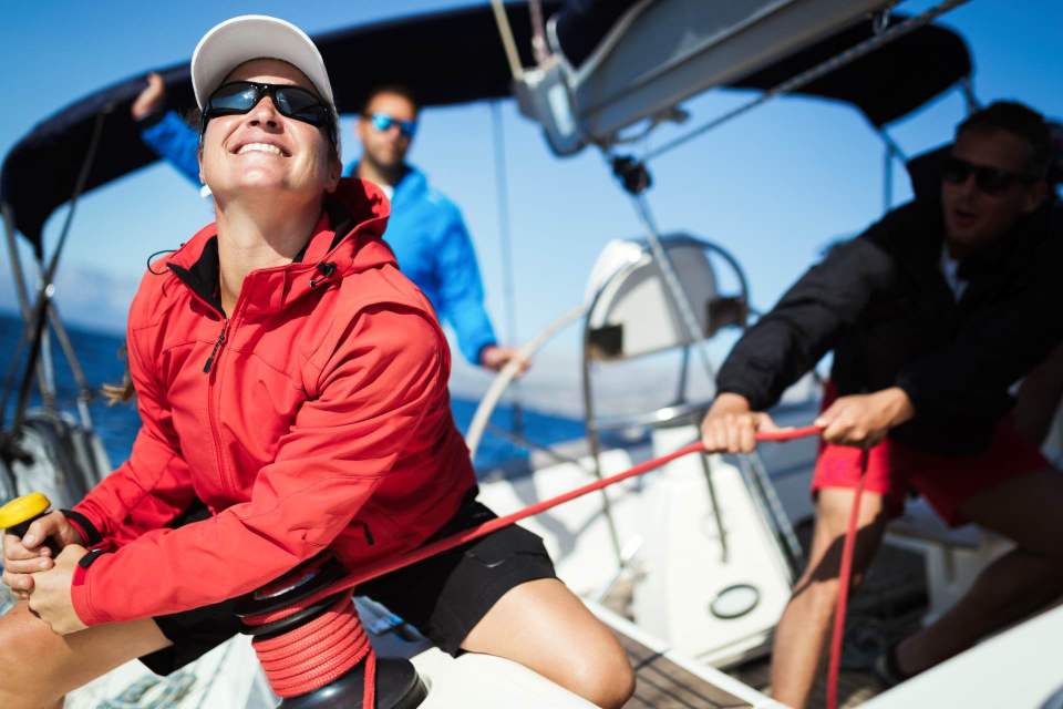 Sportivi su barca a vela