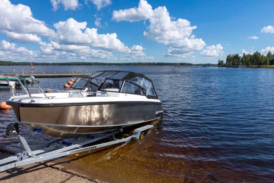 Motoscafo all'attracco