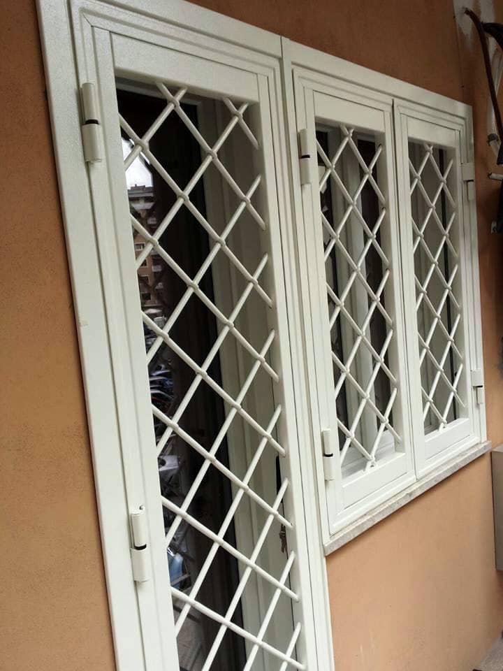 grate ad apertura su finestra