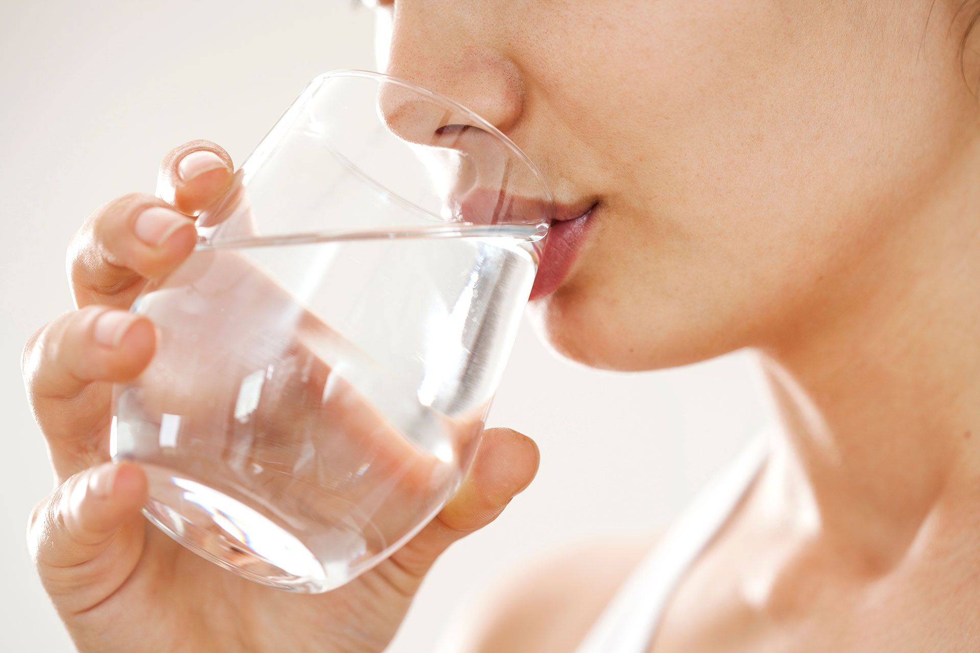 Patient drinking water as part of recovery after minimally invasive gallstone surgery