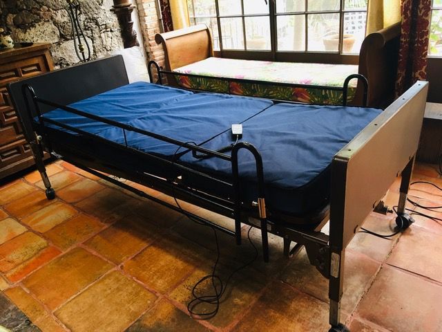 SEMINUEVO VENTA Cama tipo Hospital eléctrica