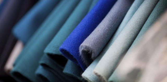 Campioni di tessuto di lana nella gamma di blu