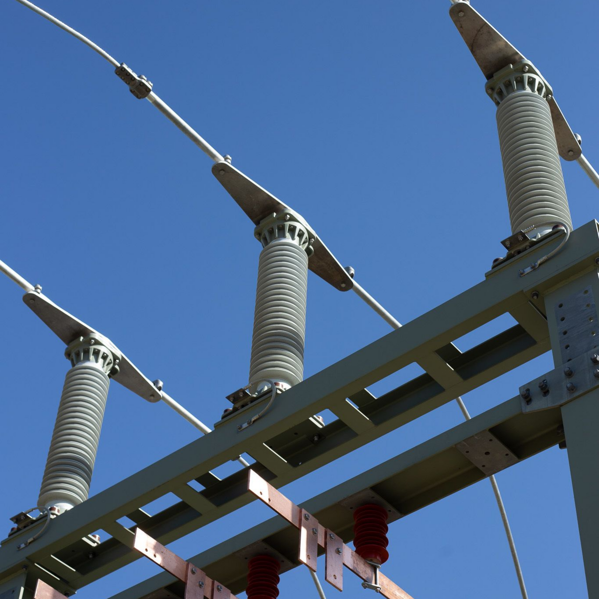 Eine Reihe von elektrischen Transformatoren sind in einer Reihe aufgereiht