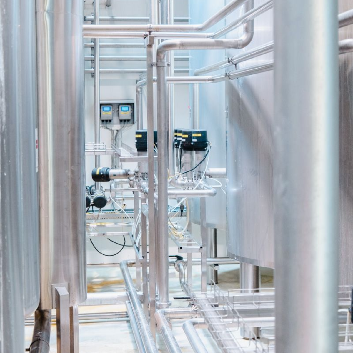 Ein Haufen Metallrohre mit einem Warnschild