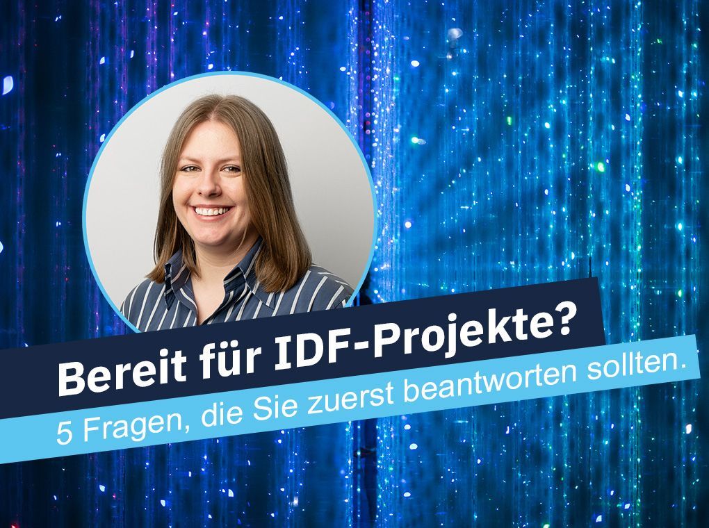 Lächelnde Frau vor blauem Hintergrund mit Text: „Bereit für IDF-Projekte? 5 Fragen, die Sie zuerst beantworten sollten.“