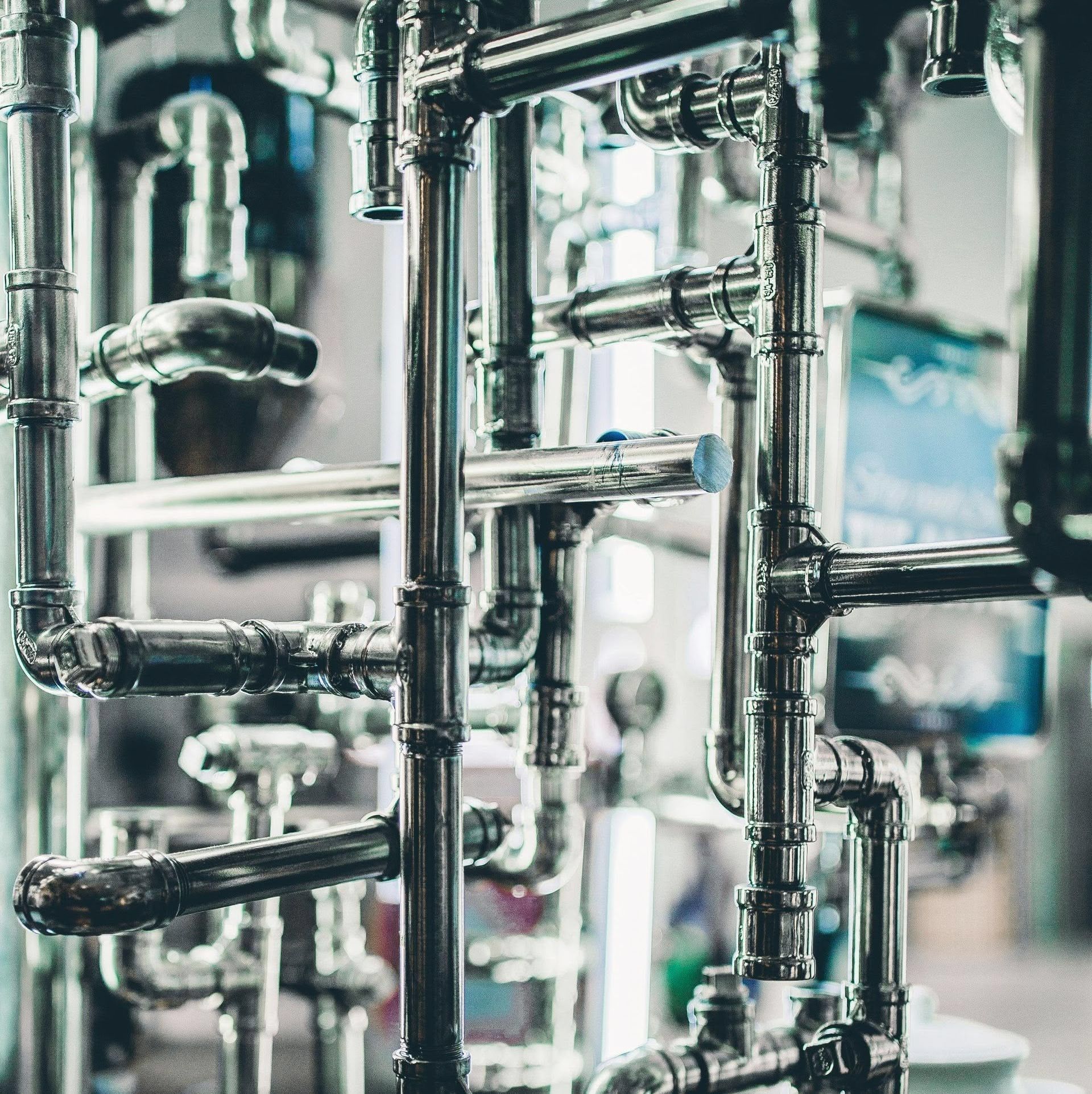 Smart Processes In einer Fabrik sind mehrere Metallrohre übereinander gestapelt.