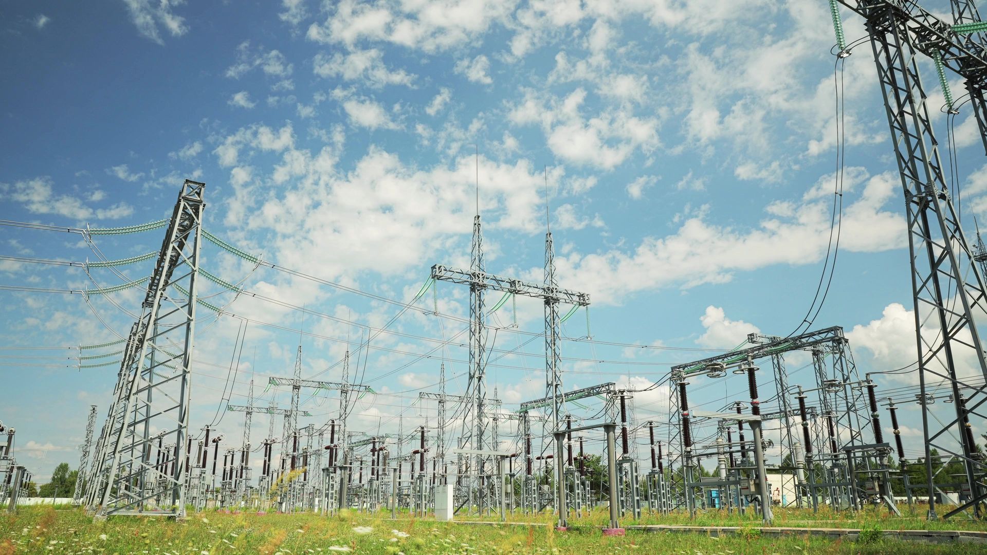 Ein Sonnenuntergang mit vielen Stromleitungen im Vordergrund