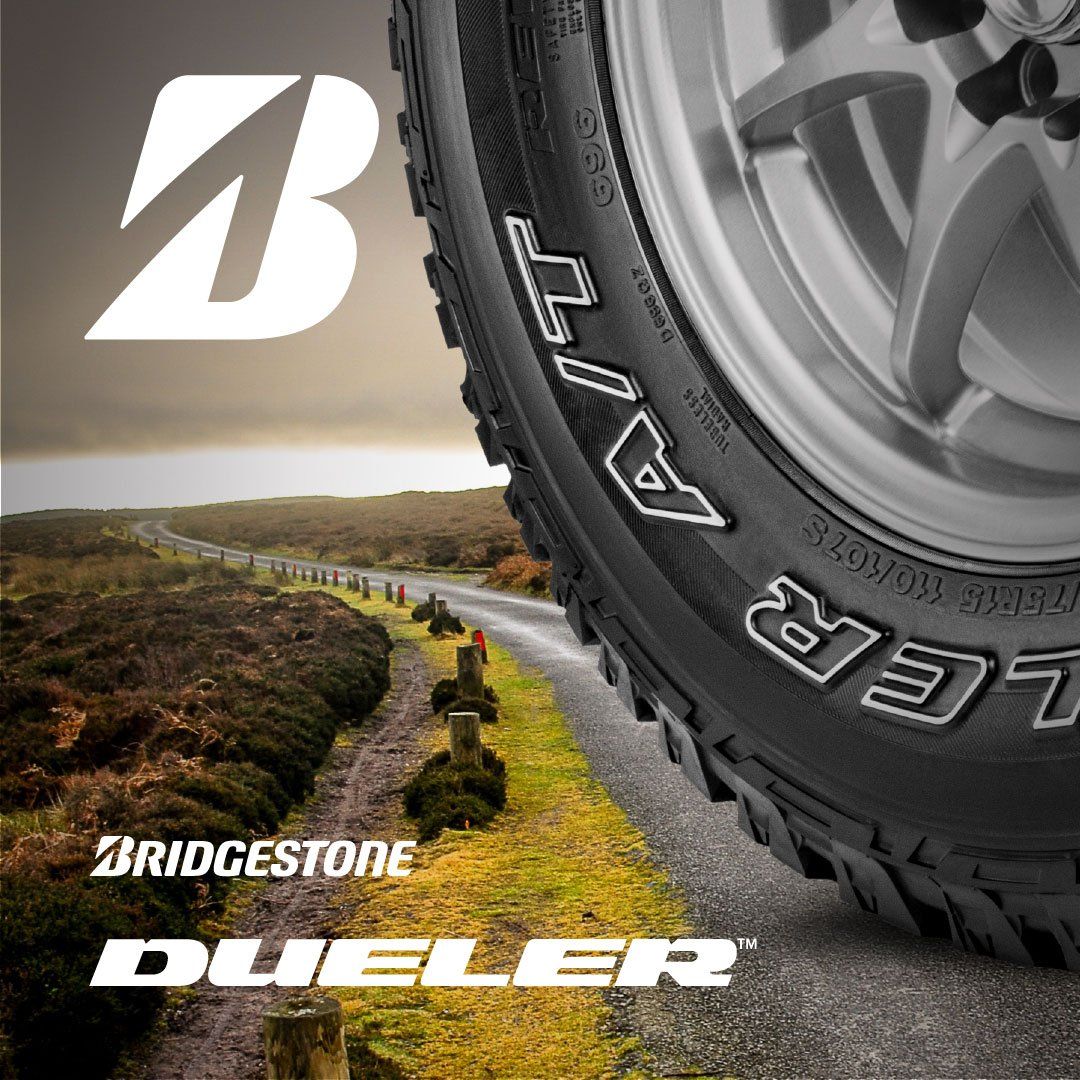 Neumático Bridgestone Dueler en una carretera accidentada. El logotipo está a la izquierda, con un primer plano del neumático contra un paisaje borroso.