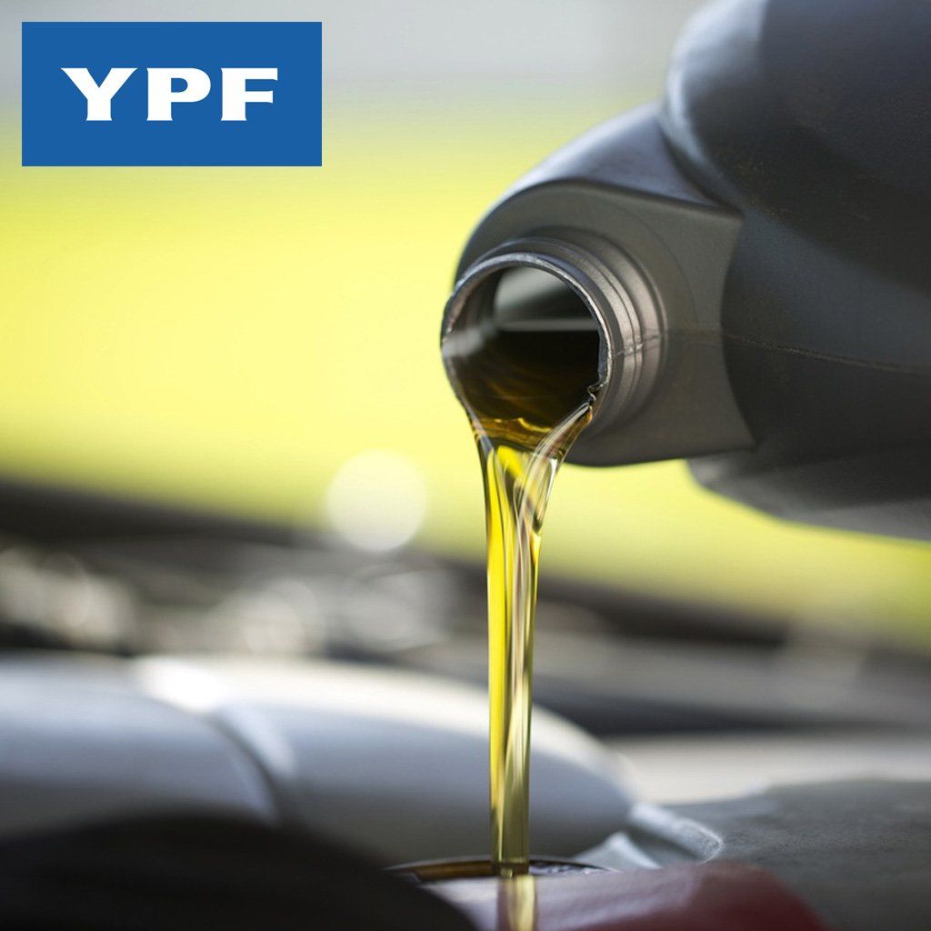 Aceite de motor siendo vertido desde una botella gris, con el logo de YPF en la parte superior izquierda.