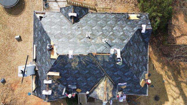 Workers layering the roof - Woodstock, GA | MTak Roofing Systems