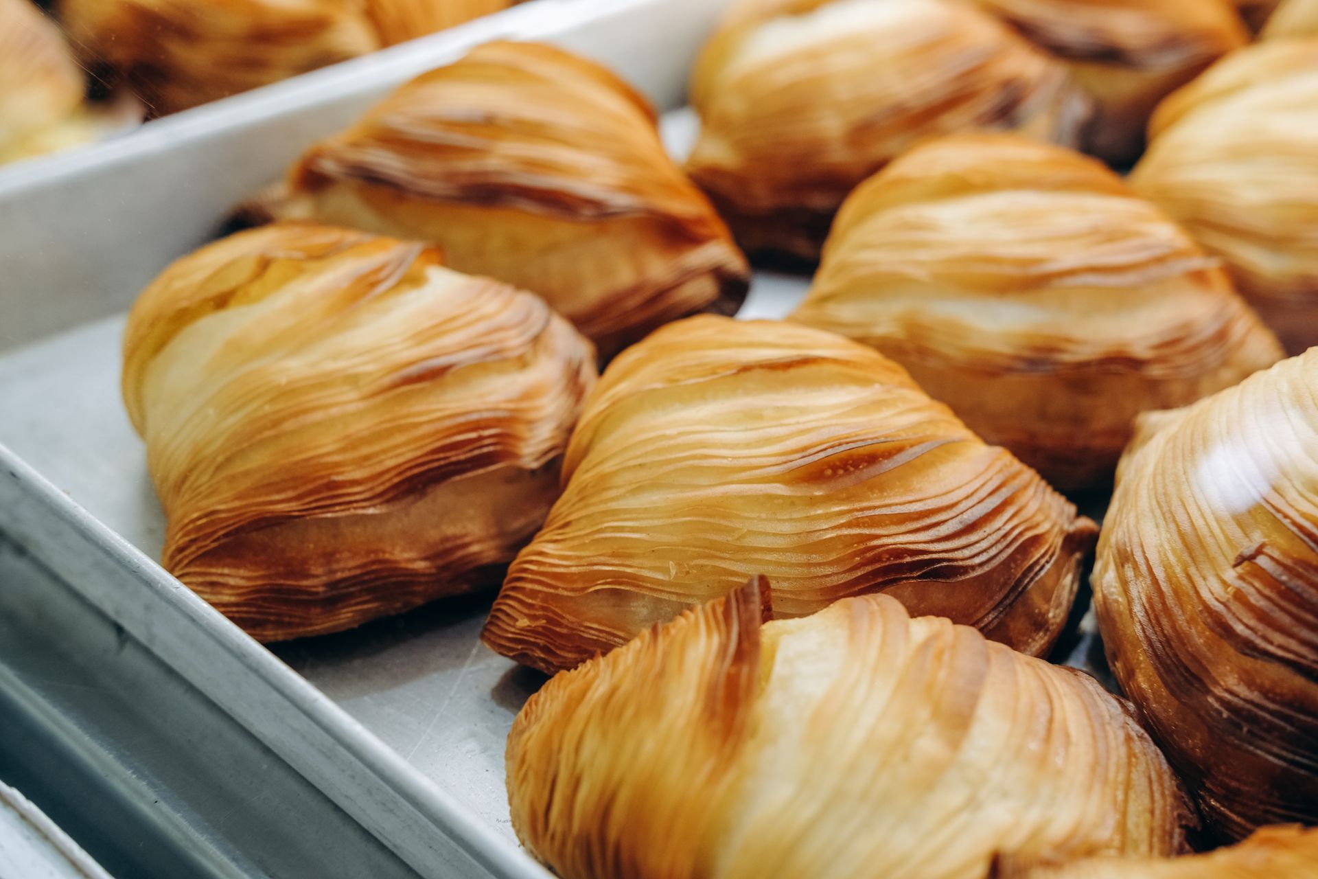 Un primo piano di un vassoio di pasticcini su un tavolo.