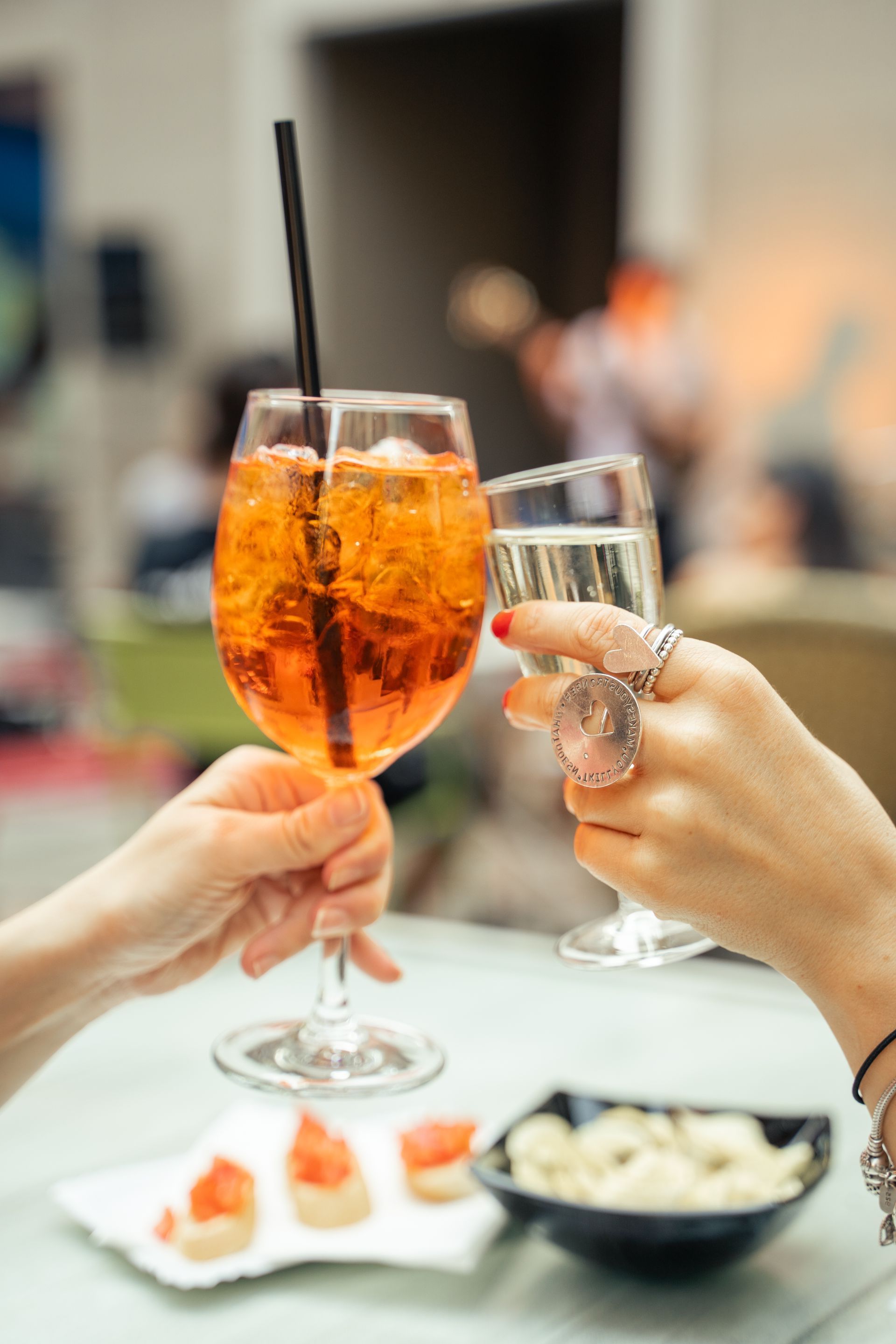 Ci sono molti tipi diversi di dolci sulla tavola.