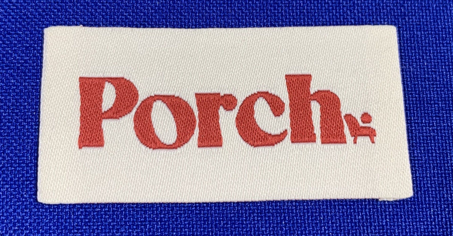 A white label with red letters that says porch on a blue background.