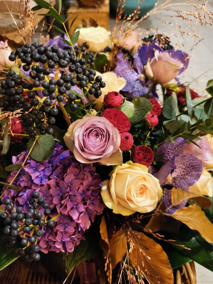 Bouquet con fiori freschi e foglie