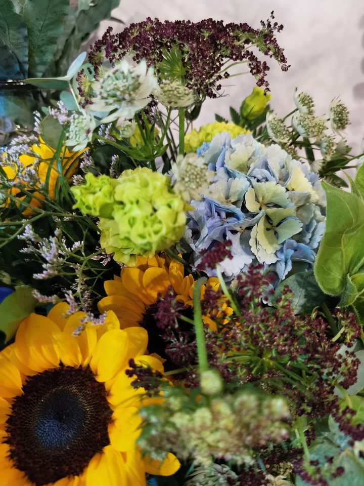 Bouquet di girasoli e fiori di campo