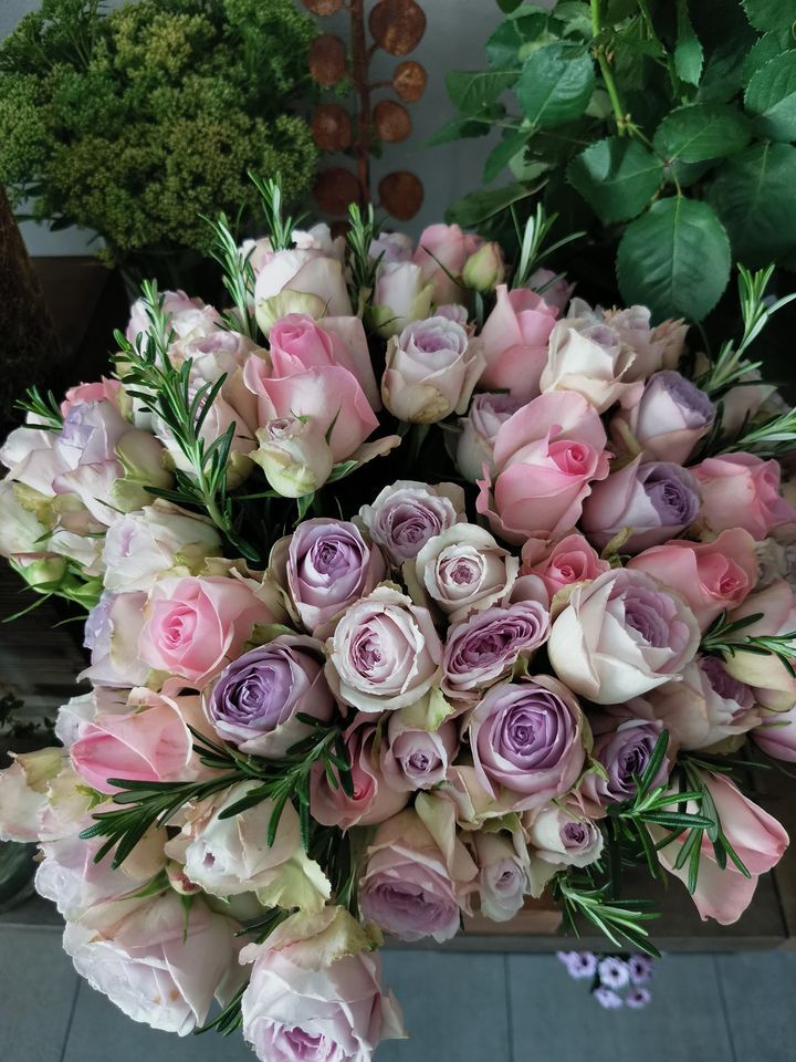 Mazzo di rose variopinte