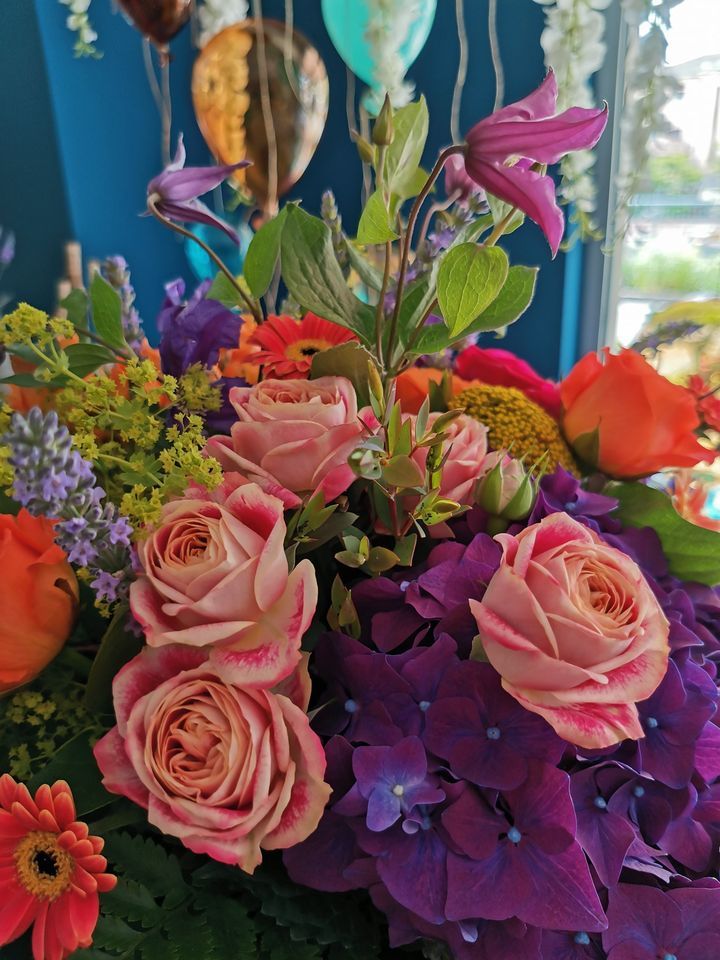 Bouquet di rose, ortensie e fiori di stagione