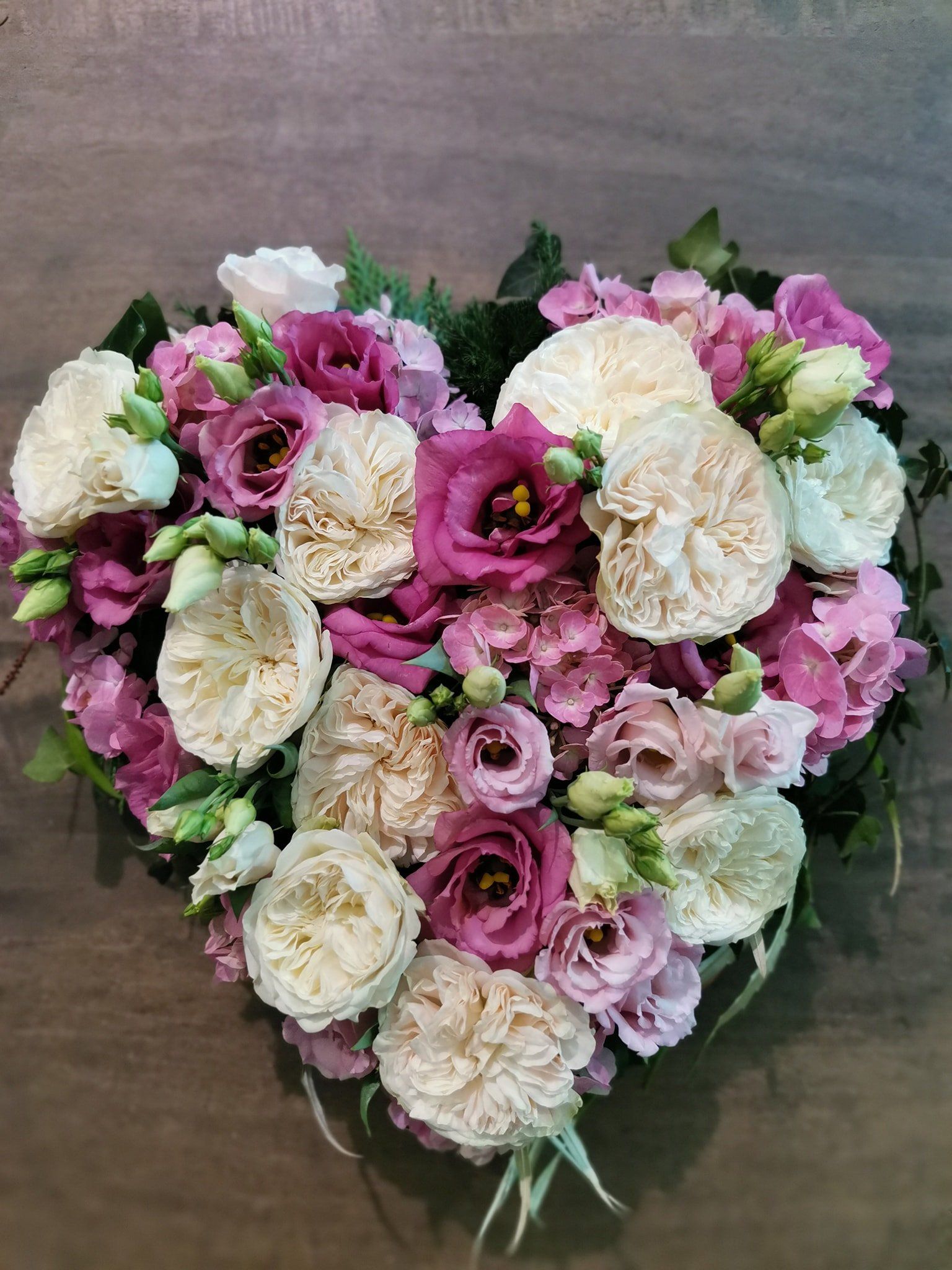 Rose che compongono la forma di un cuore