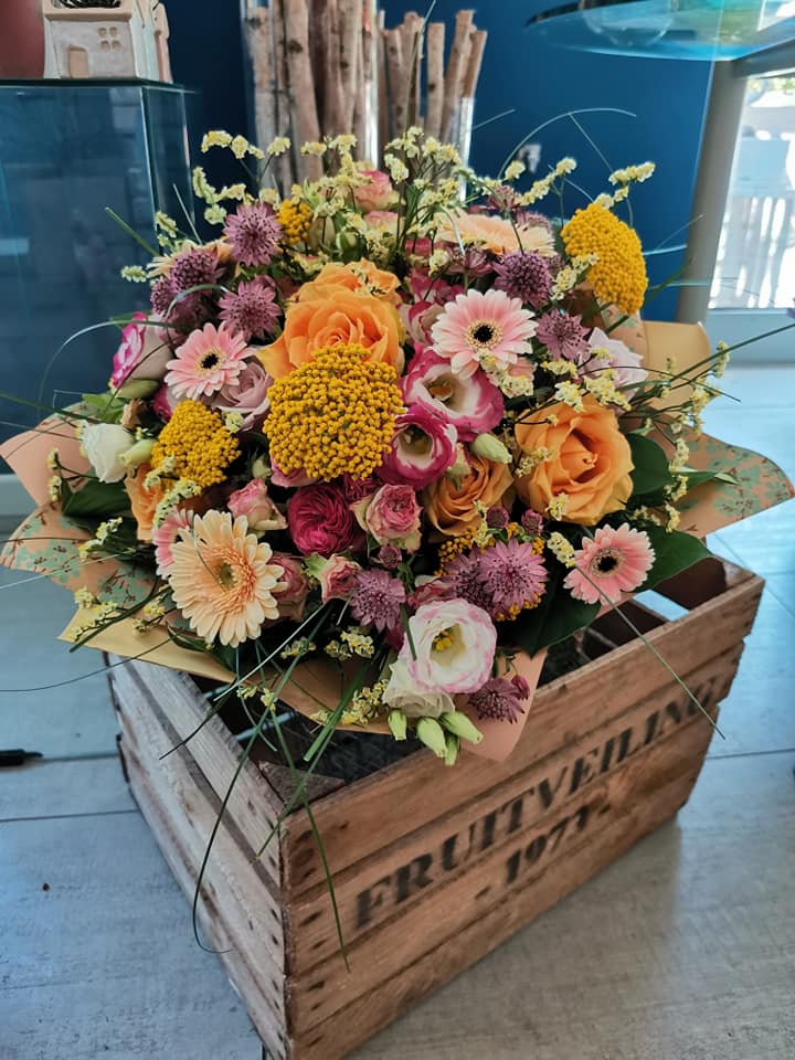 Composizione floreale con confezione personalizzata