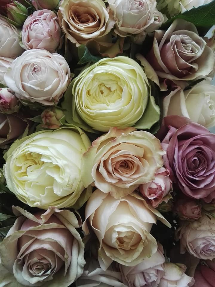 Elegante allestimento floreale con rose