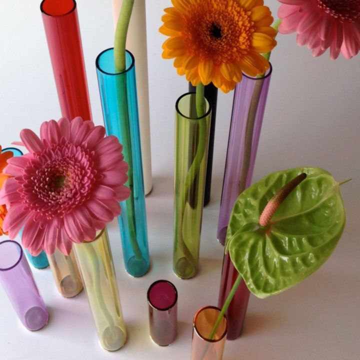 Vasi in vetro colorato per fiore singolo