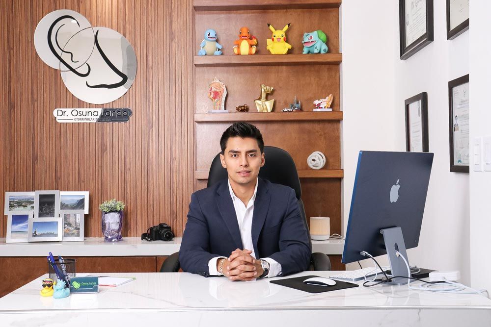 Dr. Héctor Osuna Landa en consultorio médico moderno