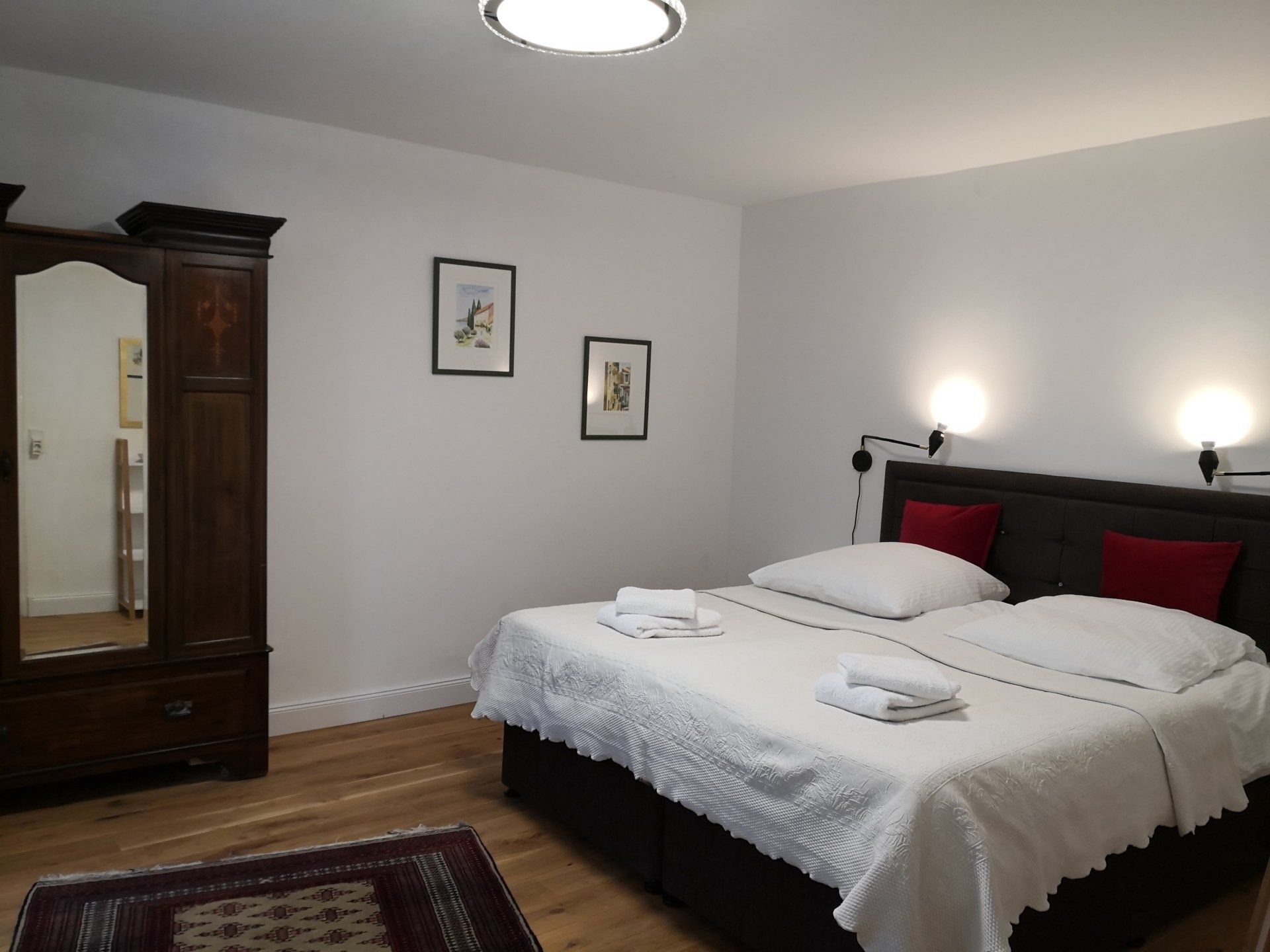 Großes Schlafzimmer in der alten Schmiede