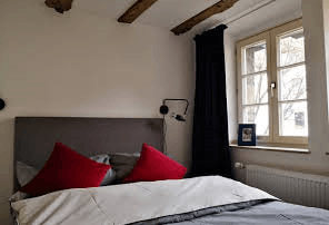 Kleines Schlafzimmer in der alten Schmiede