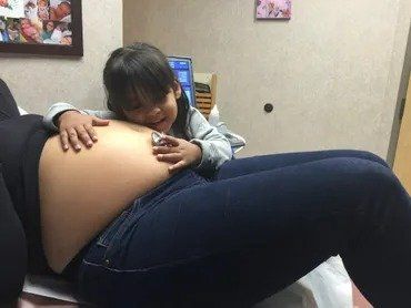 Big Sister Hugging Mommy's Tummy – San Antonio, TX – Lone Star OB/ GYN
